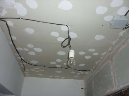 Разводка проводов по потолку, монтаж провода для точечного светильника и подготовочное место под звонок