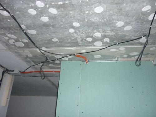 Разводка проводов по потолку к точечным светильникам на кухне