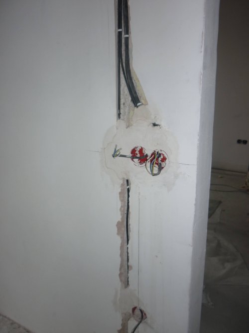 Прокладка проводов в штробе с подготовочным местом под выключатель и теплый пол