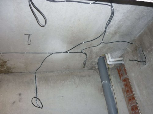 Разводка проводов под вентиляцию и шкаф в ванной комнате